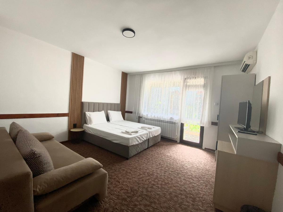 Hotel Хотел М1 à Primorsko Extérieur photo