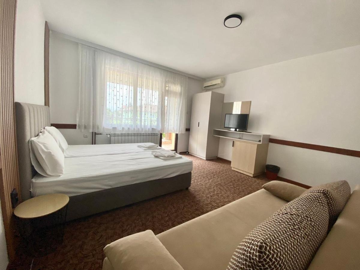 Hotel Хотел М1 à Primorsko Extérieur photo